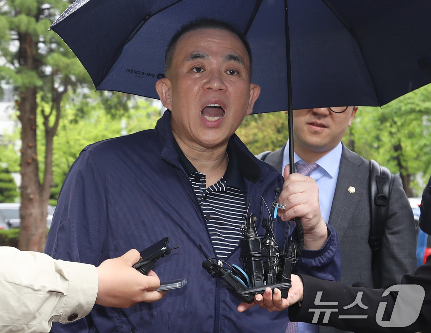 (창원=뉴스1) 윤일지 기자 = 공천 대가 돈 거래 혐의로 구속됐다가 최근 보석으로 풀려난 정치 브로커 명태균 씨가 22일 오전 경남 창원시 성산구 창원지방법원에서 열린 4차 공판 …