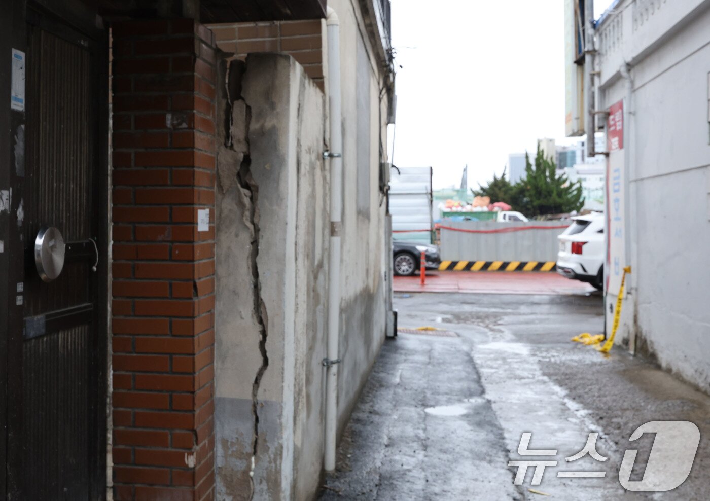 본문 이미지 - 지난 21일 오후 10시 20분쯤 광주 북구 중흥동 소재 주택의 담장과 외벽에 균열이 발생해 무너졌다. 사진은 인근 주택 담장에 균열이 가 있는 모습. ⓒ News1 박지현 기자