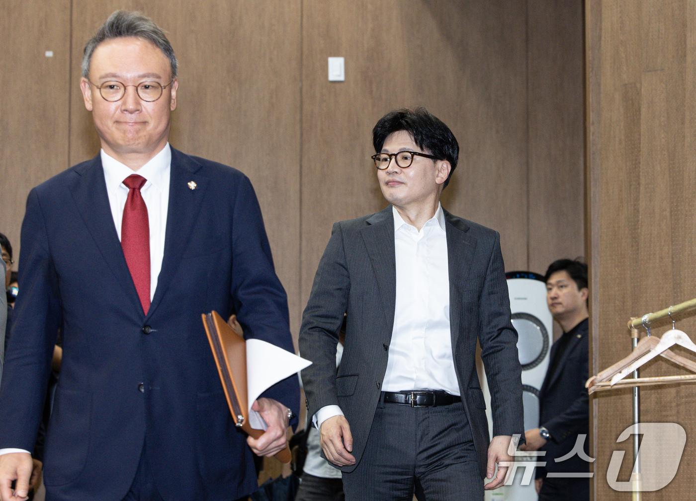 (서울=뉴스1) 이재명 기자 = 한동훈 국민의흼 대선 경선 후보가 22일 오전 정책 비전을 발표하기 위해 서울 여의도 국회 소통관으로 들어서고 있다. 2025.4.22/뉴스1