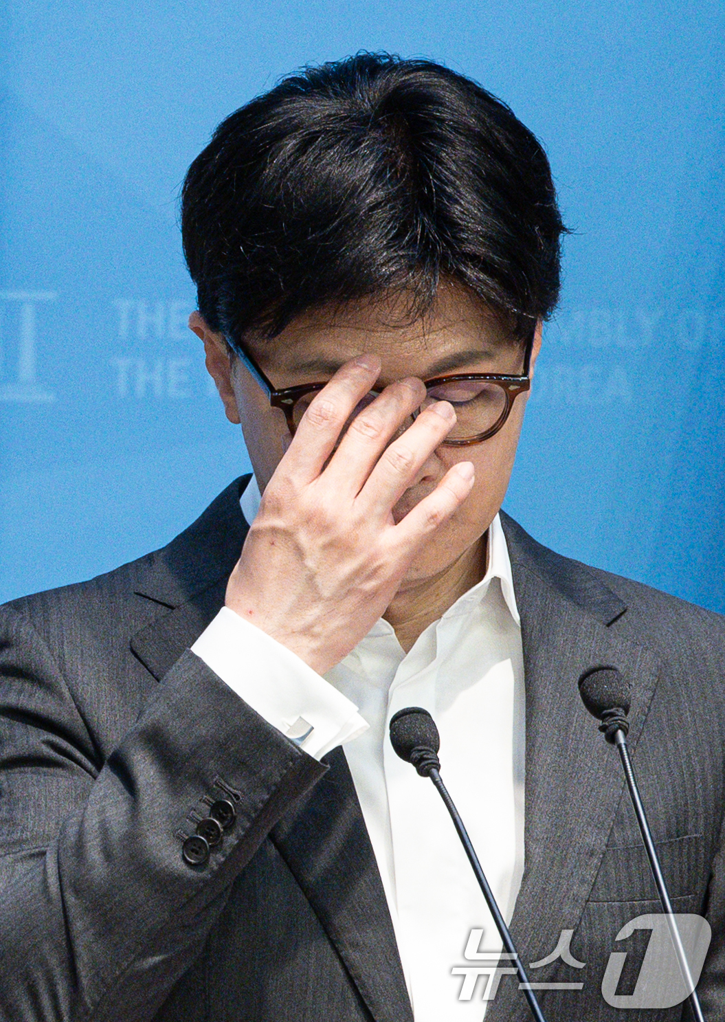 (서울=뉴스1) 이재명 기자 = 한동훈 국민의힘 대선 경선 후보가 22일 오전 서울 여의도 국회 소통관에서 정책 비전발표에 앞서 안경을 고쳐쓰고 있다. 2025.4.22/뉴스1