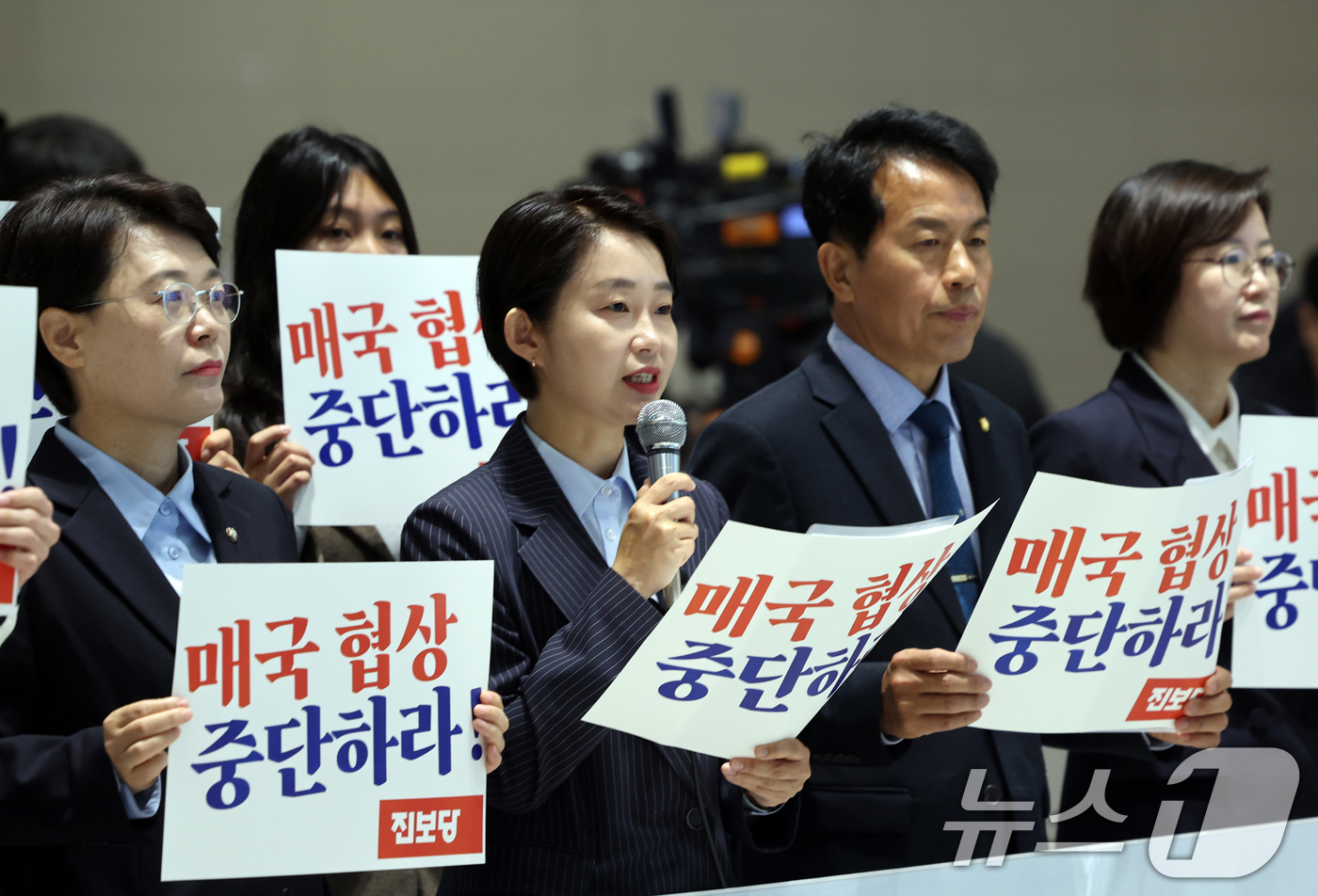 (인천공항=뉴스1) 황기선 기자 = 김재연 진보당 대선후보와 당원들이 22일 오전 인천국제공항 출국장에서 한·미 2+2 통상협의(Trade Consultation) 참석을 위해 출 …