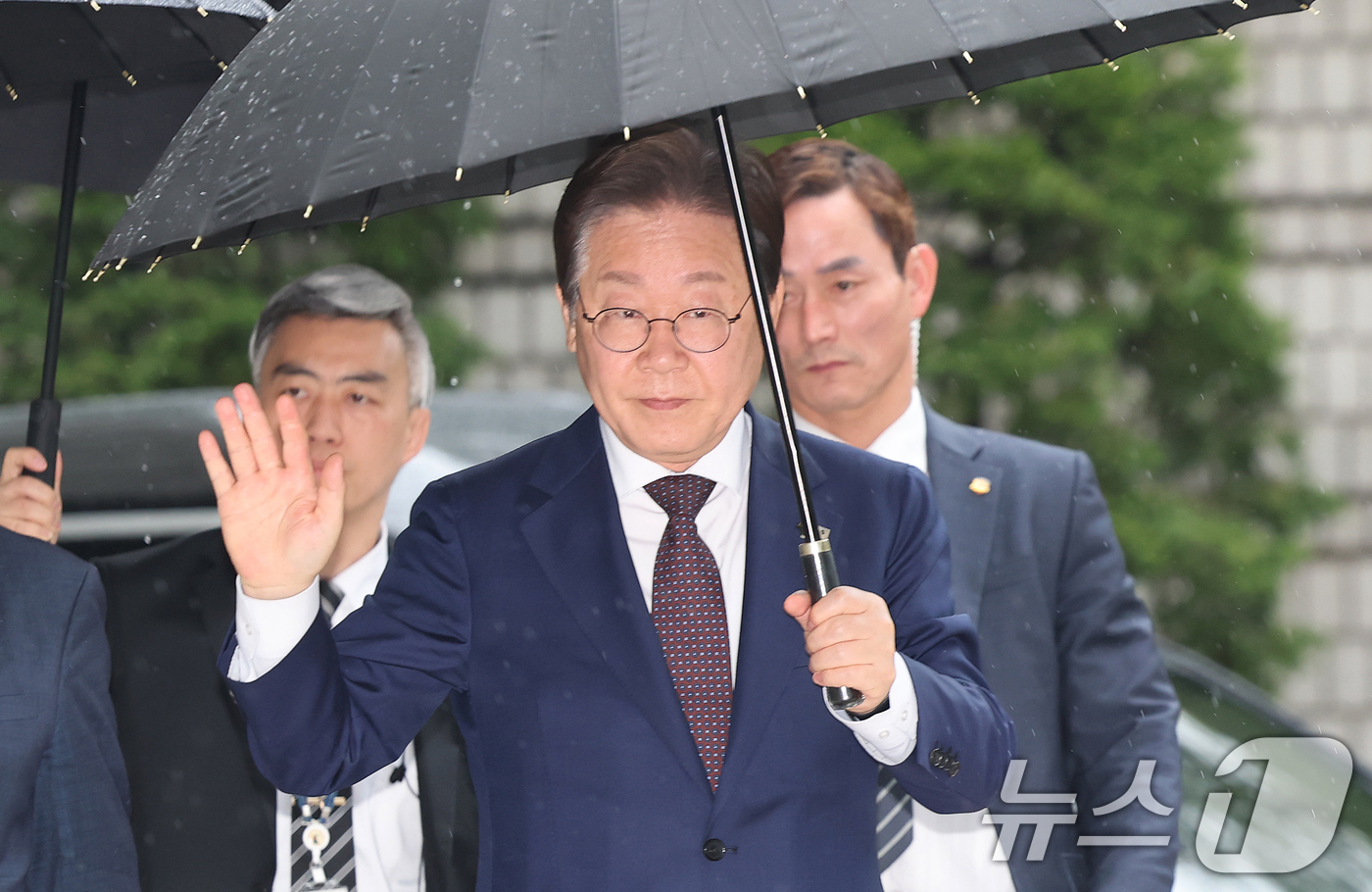 (서울=뉴스1) 오대일 기자 = 대권 도전에 나선 이재명 더불어민주당 전 대표가 22일 오전 서울 서초구 서울중앙지방법원에서 열린 '대장동 배임 및 성남FC 뇌물' 1심 속행 공판 …