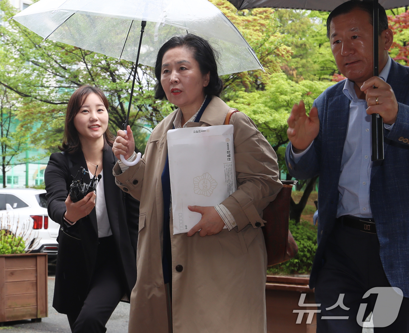 (창원=뉴스1) 윤일지 기자 = 공천 대가 돈 거래 혐의로 구속됐다가 최근 보석으로 풀려난 김영선 전 국민의힘 의원이 22일 오전 경남 창원시 성산구 창원지방법원에서 열린 4차 공 …