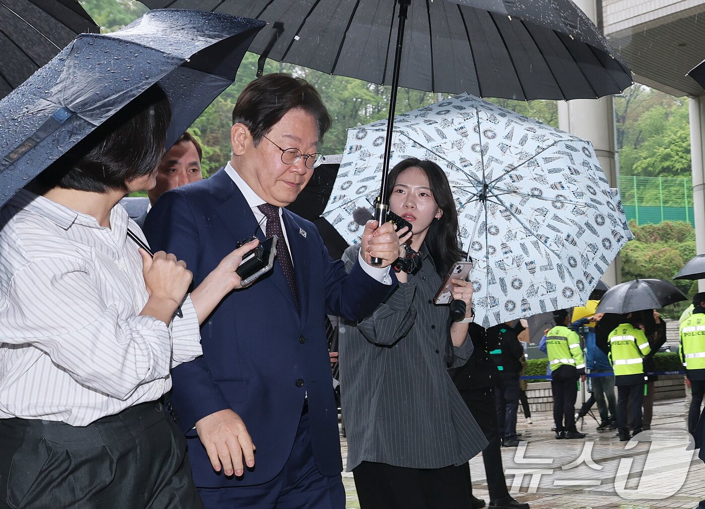 본문 이미지 - 대권 도전에 나선 이재명 더불어민주당 전 대표가 22일 오전 서울 서초구 서울중앙지방법원에서 열린 '대장동 배임 및 성남FC 뇌물' 1심 속행 공판에 출석하고 있다. 2025.4.22/뉴스1 ⓒ News1 오대일 기자