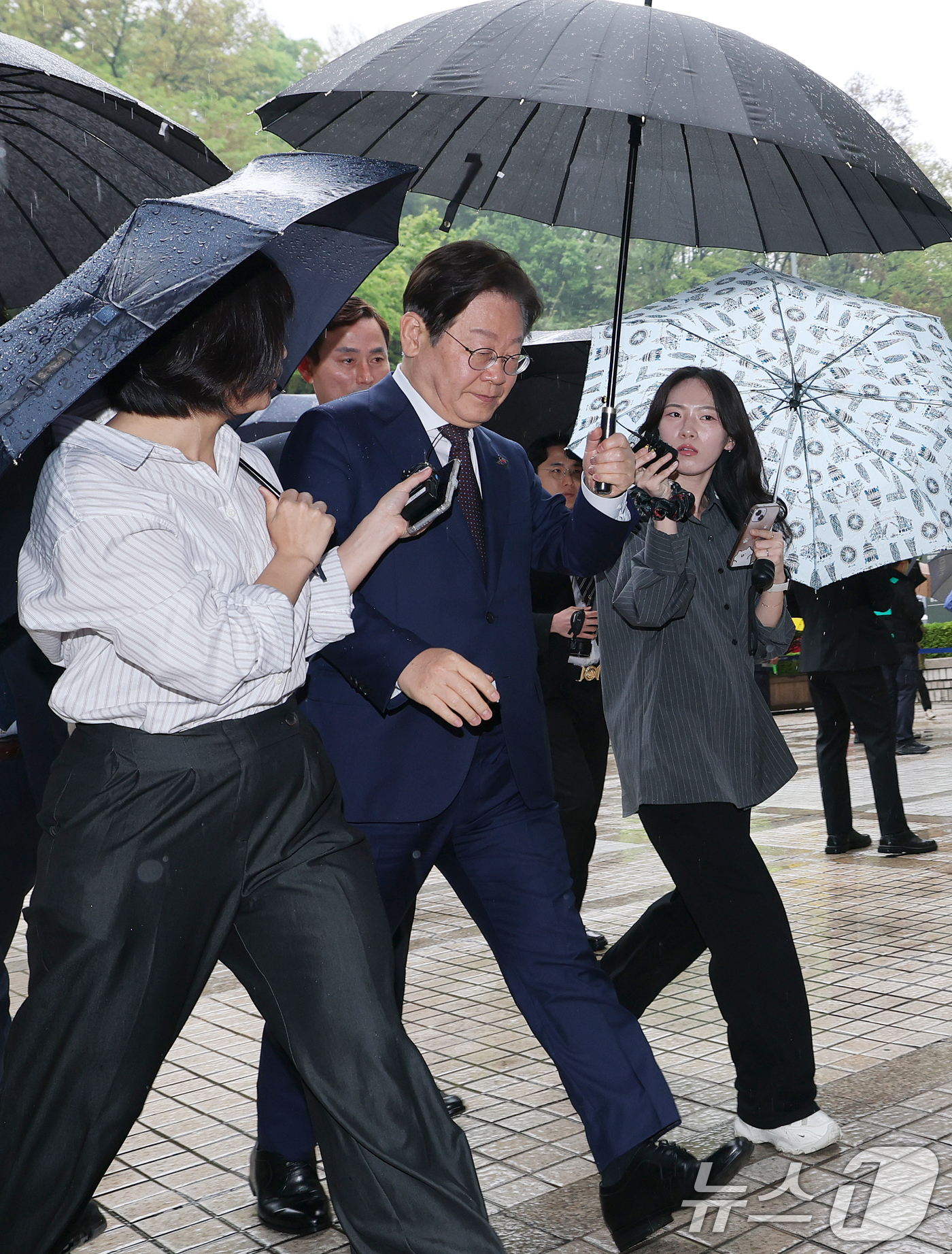 (서울=뉴스1) 오대일 기자 = 대권 도전에 나선 이재명 더불어민주당 전 대표가 22일 오전 서울 서초구 서울중앙지방법원에서 열린 '대장동 배임 및 성남FC 뇌물' 1심 속행 공판 …