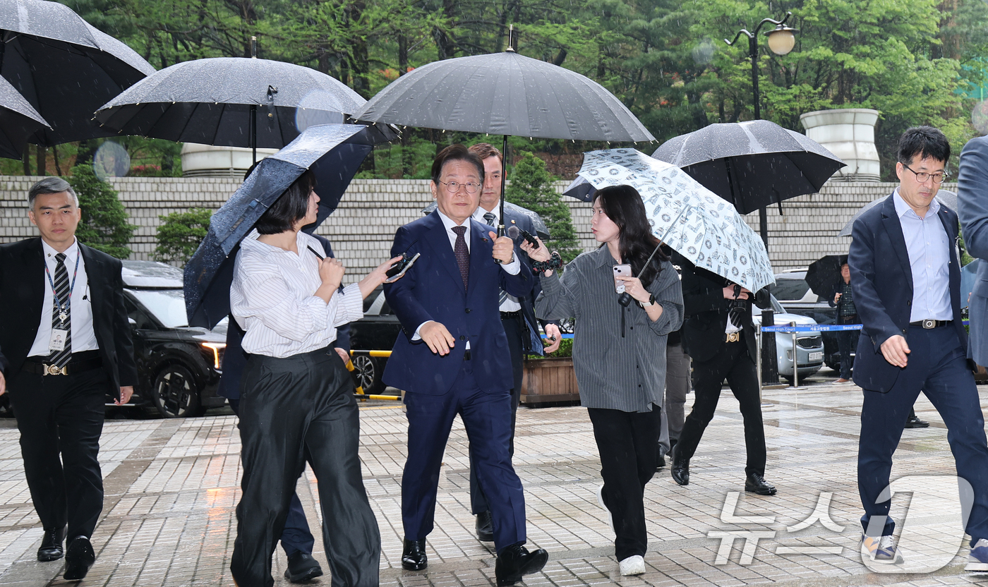 (서울=뉴스1) 오대일 기자 = 대권 도전에 나선 이재명 더불어민주당 전 대표가 22일 오전 서울 서초구 서울중앙지방법원에서 열린 '대장동 배임 및 성남FC 뇌물' 1심 속행 공판 …