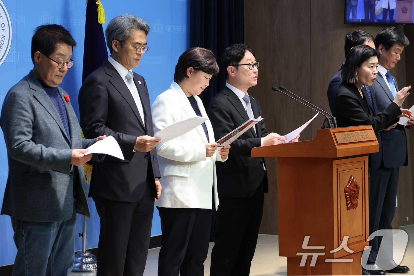 (서울=뉴스1) 이광호 기자 = 박범계 의원 등 국회 법제사법위원회 소속 더불어민주당 의원들이 22일 오전 서울 여의도 국회 소통관에서 기자회견을 열고 박성재 법무부장관이 내란 은 …