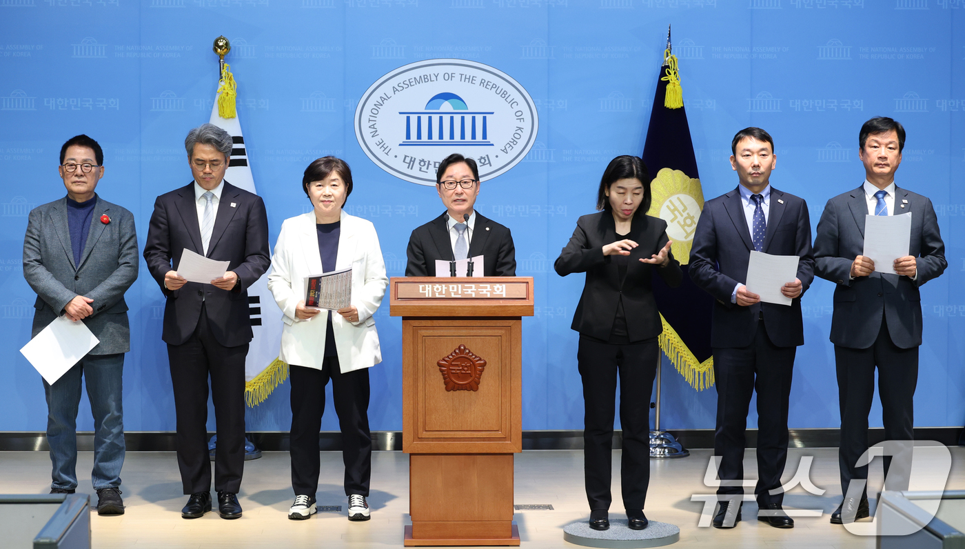 (서울=뉴스1) 이광호 기자 = 박범계 의원 등 국회 법제사법위원회 소속 더불어민주당 의원들이 22일 오전 서울 여의도 국회 소통관에서 기자회견을 열고 박성재 법무부장관이 내란 은 …