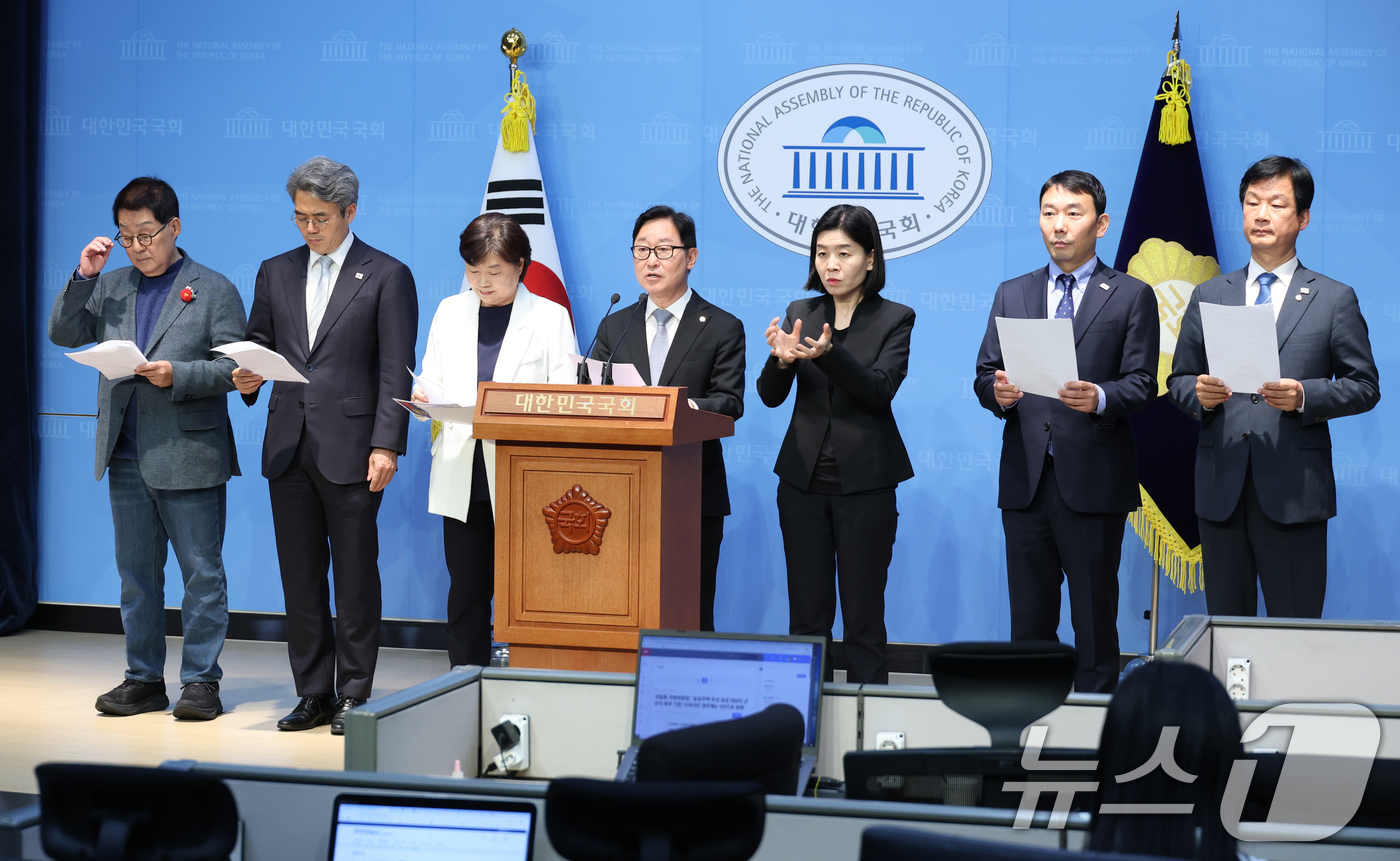 (서울=뉴스1) 이광호 기자 = 박범계 의원 등 국회 법제사법위원회 소속 더불어민주당 의원들이 22일 오전 서울 여의도 국회 소통관에서 기자회견을 열고 박성재 법무부장관이 내란 은 …