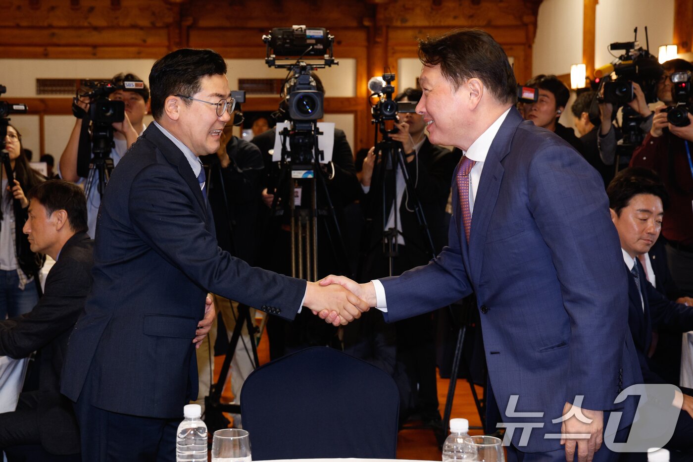 본문 이미지 - 박찬대 더불어민주당 대표 직무대행 겸 원내대표(왼쪽), 최태원 SK 회장이 22일 서울 여의도 국회 사랑재에서 열린 국회미래산업포럼 발족식에 참석해 인사하고 있다. 2025.4.22/뉴스1 ⓒ News1 안은나 기자