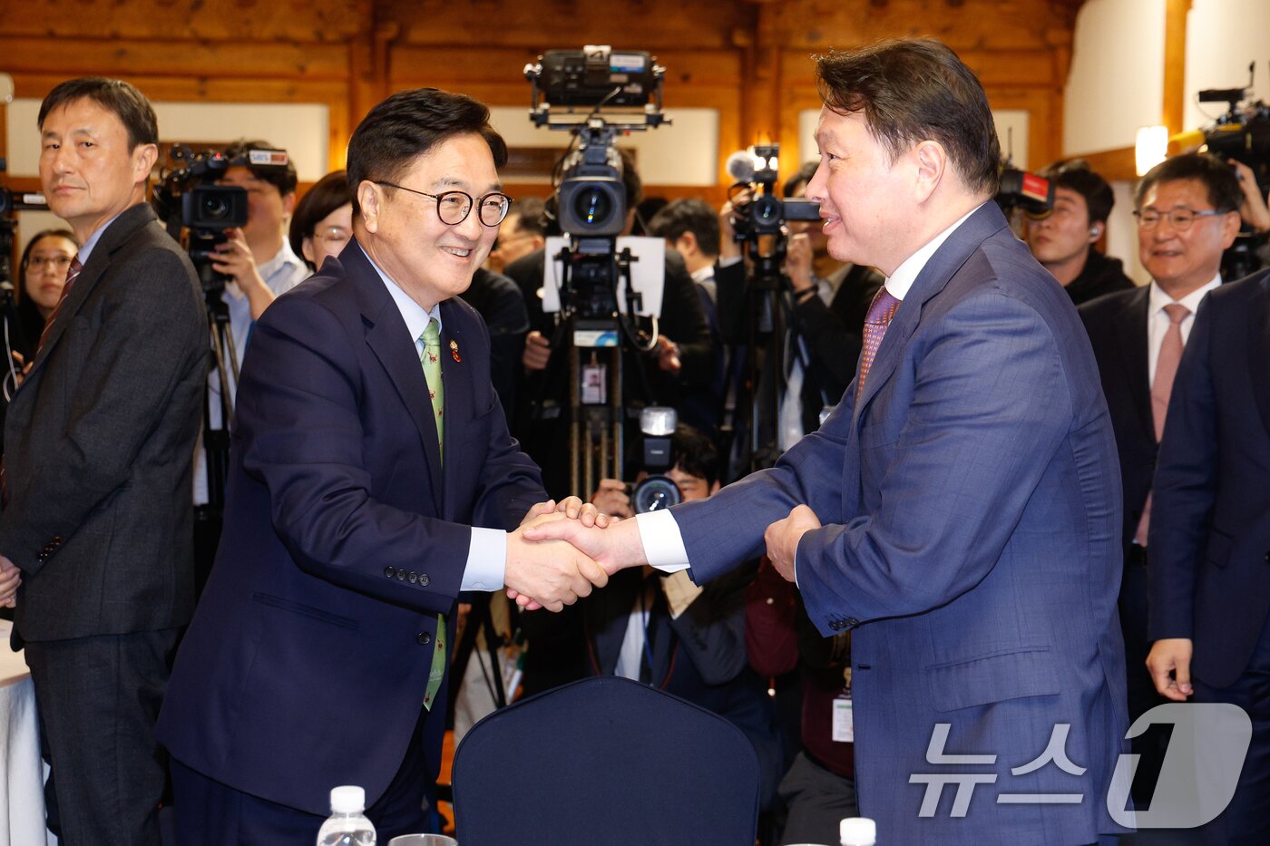 본문 이미지 - 우원식 국회의장(왼쪽), 최태원 SK 회장이 22일 서울 여의도 국회 사랑재에서 열린 국회미래산업포럼 발족식에 참석해 인사하고 있다. 2025.4.22/뉴스1 ⓒ News1 안은나 기자