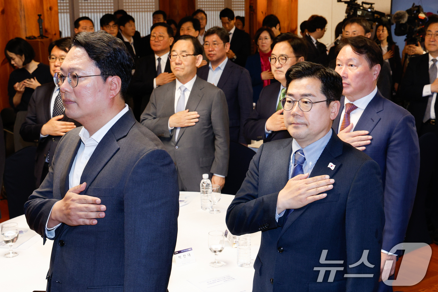 (서울=뉴스1) 안은나 기자 = 우원식 국회의장과 주호영 국회부의장, 박찬대 더불어민주당 대표 직무대행 겸 원내대표, 최태원 SK 회장, 김기식 국회미래연구원장을 비롯한 여야 의원 …