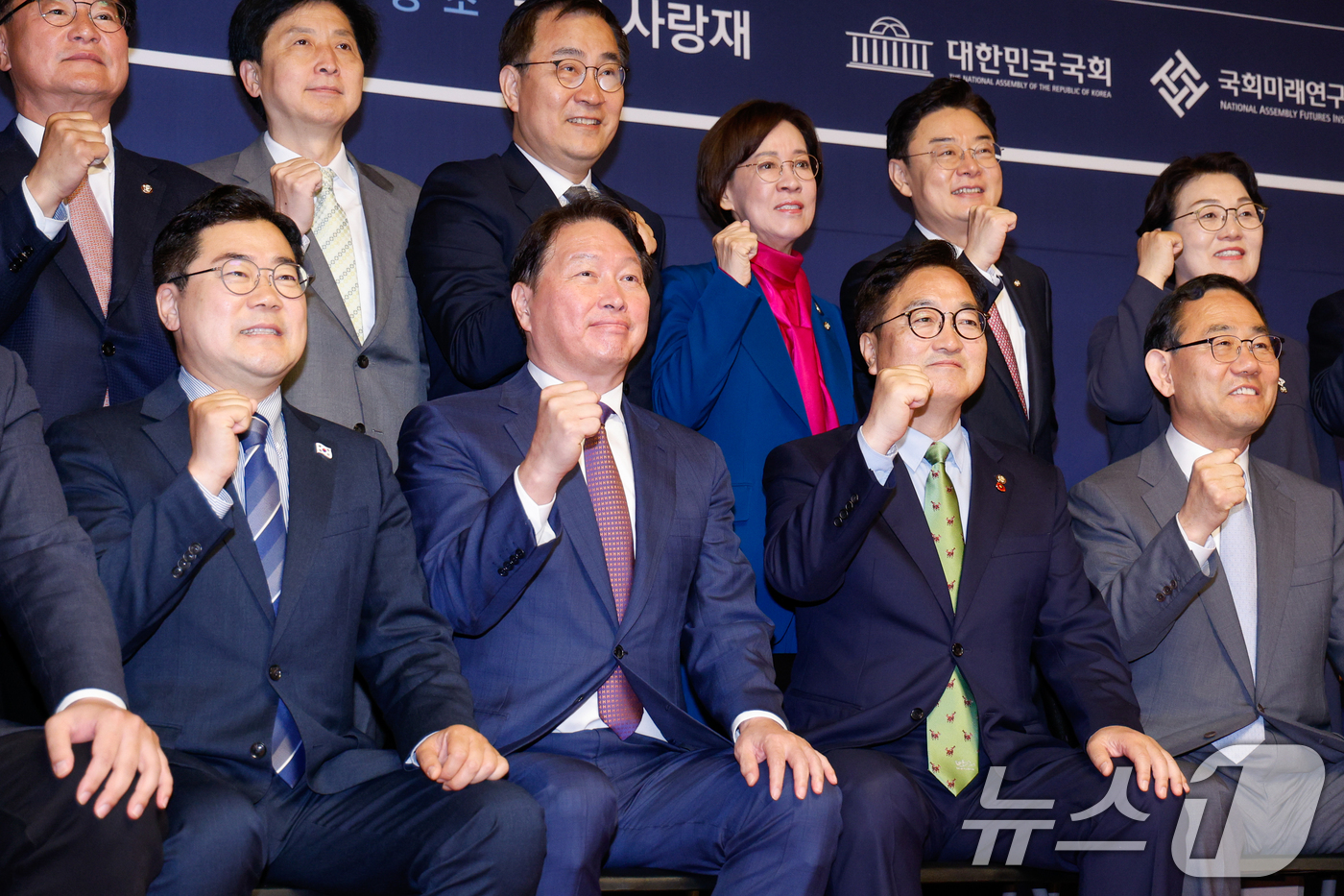 (서울=뉴스1) 안은나 기자 = 박찬대 더불어민주당 대표 직무대행 겸 원내대표(앞줄 왼쪽부터), 최태원 SK 회장, 우원식 국회의장, 주호영 부의장이 22일 서울 여의도 국회 사랑 …