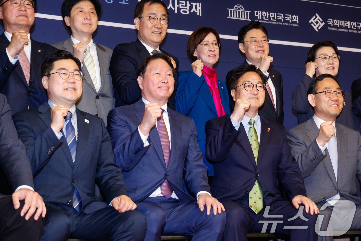 본문 이미지 - 박찬대 더불어민주당 대표 직무대행 겸 원내대표(앞줄 왼쪽부터), 최태원 SK 회장, 우원식 국회의장, 주호영 부의장이 22일 서울 여의도 국회 사랑재에서 열린 국회미래산업포럼 발족식에 참석해 기념 촬영하고 있다. 2025.4.22/뉴스1 ⓒ News1 안은나 기자