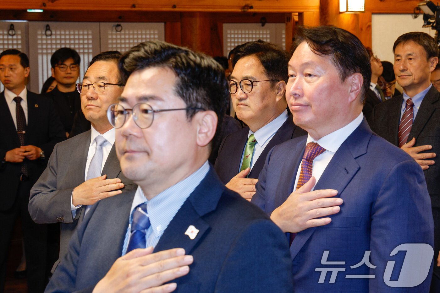 본문 이미지 - 주호영 국회부의장(왼쪽부터), 박찬대 더불어민주당 대표 직무대행 겸 원내대표, 우원식 의장, 최태원 SK 회장이 22일 서울 여의도 국회 사랑재에서 열린 국회미래산업포럼 발족식에 참석해 국민의례를 하고 있다. 2025.4.22/뉴스1 ⓒ News1 안은나 기자