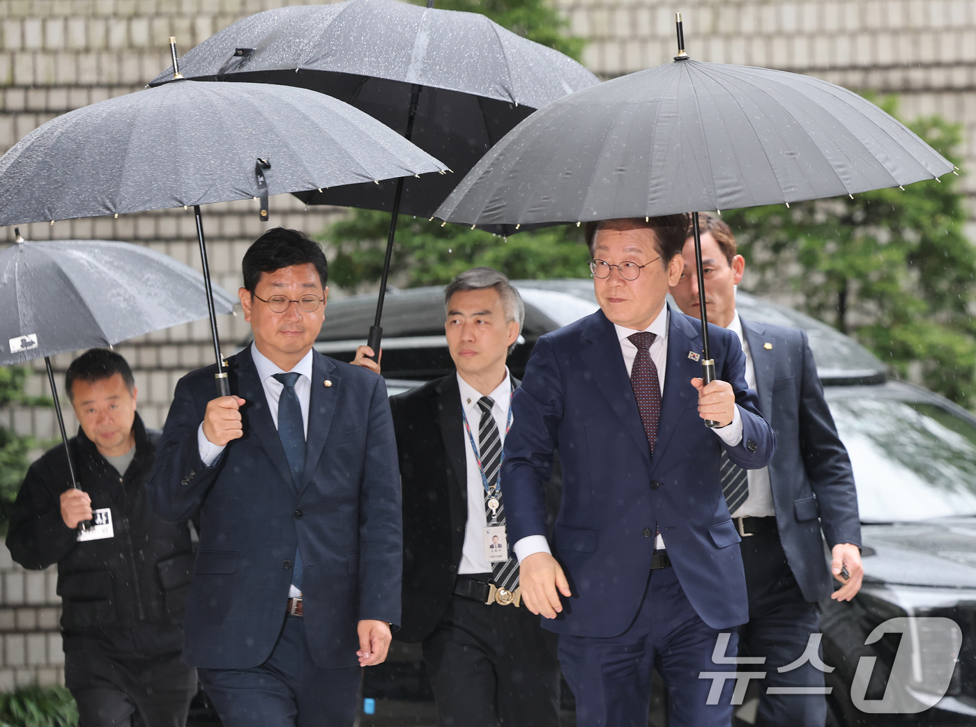 (서울=뉴스1) 오대일 기자 = 대권 도전에 나선 이재명 더불어민주당 전 대표가 22일 오전 서울 서초구 서울중앙지방법원에서 열린 '대장동 배임 및 성남FC 뇌물' 1심 속행 공판 …