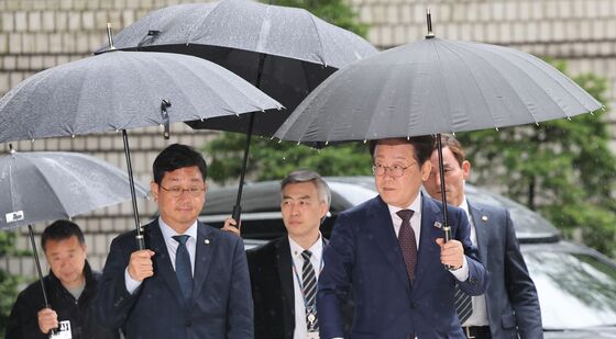 경호 속 법정 향하는 이재명 전 대표
