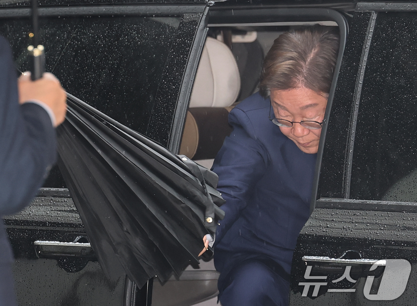 (서울=뉴스1) 오대일 기자 = 대권 도전에 나선 이재명 더불어민주당 전 대표가 22일 오전 서울 서초구 서울중앙지방법원에서 열린 '대장동 배임 및 성남FC 뇌물' 1심 속행 공판 …