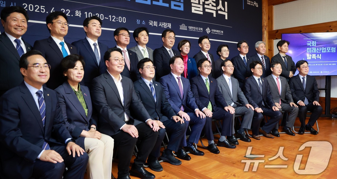 (서울=뉴스1) 안은나 기자 = 우원식 국회의장과 주호영 국회부의장, 박찬대 더불어민주당 대표 직무대행 겸 원내대표, 최태원 SK 회장, 김기식 국회미래연구원장을 비롯한 여야 의원 …