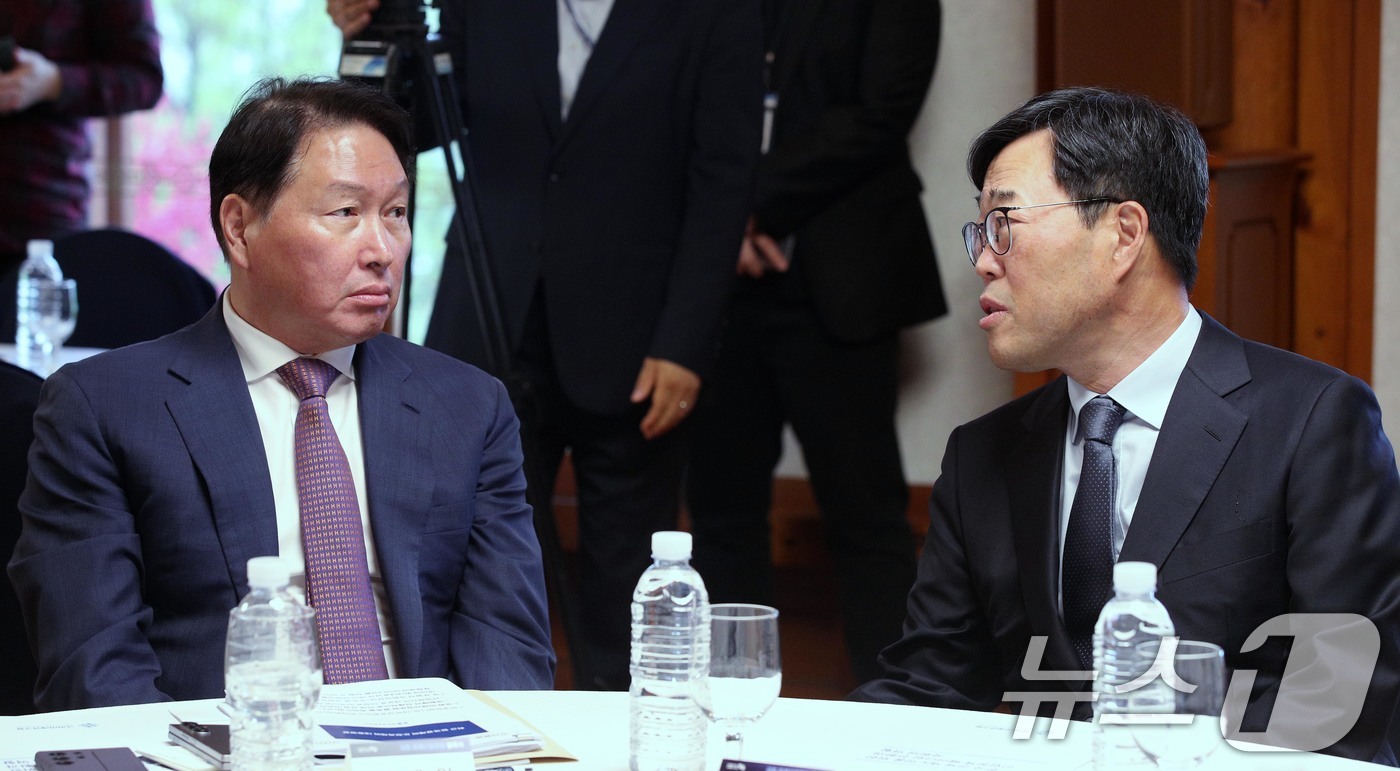 (서울=뉴스1) 안은나 기자 = 최태원 대한상의 회장과 김기식 국회미래연구원장이 22일 서울 여의도 국회 사랑재에서 열린 국회 미래산업포럼 발족식에서 대화하고 있다. (공동취재) …