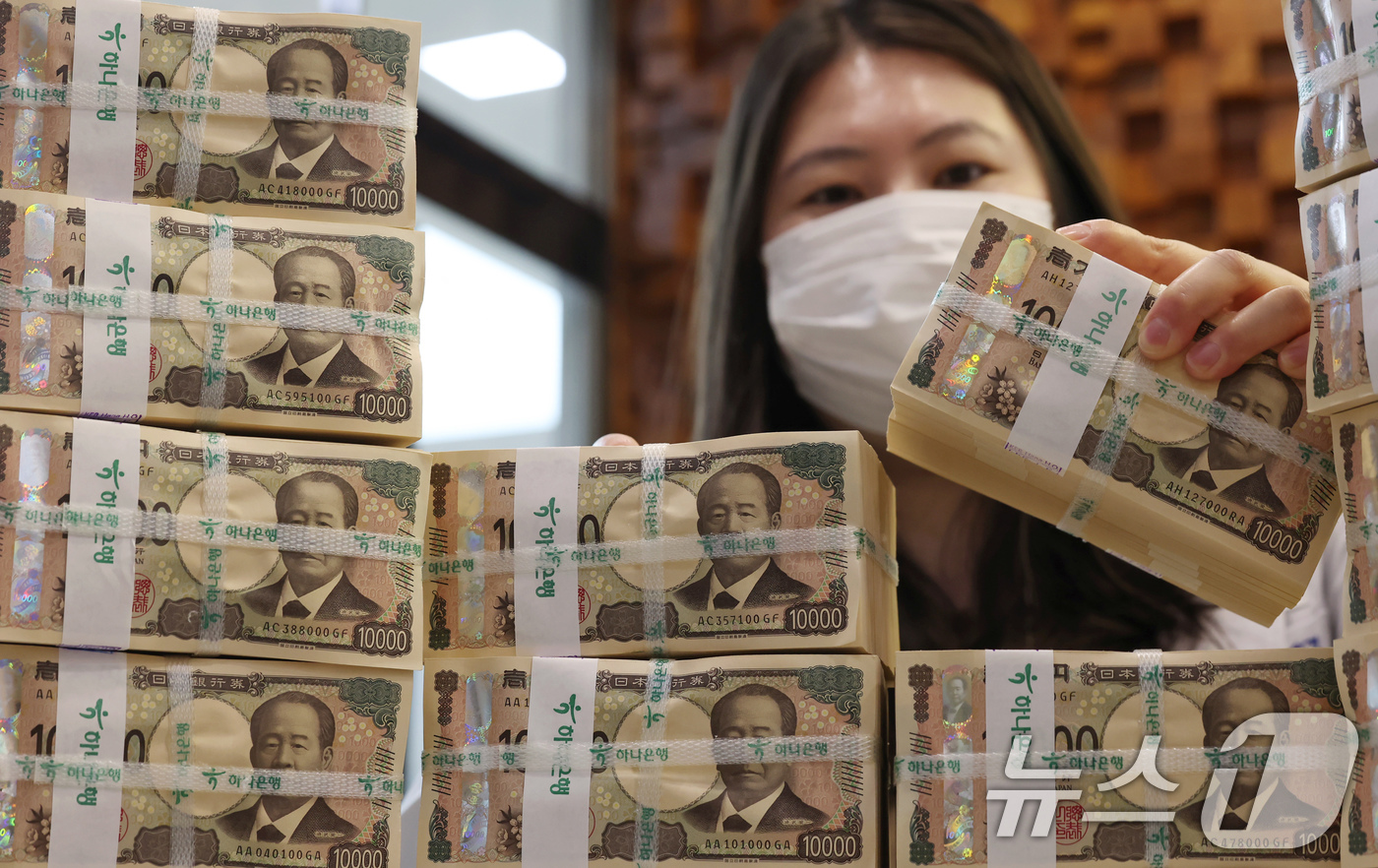(서울=뉴스1) 장수영 기자 = 22일 오전 서울  중구 하나은행 위변조대응센터에서 직원이 엔화 지폐를 살펴보고 있다.지난해 800원 중반대까지 떨어졌던 엔화는 미국의 관세정책의 …