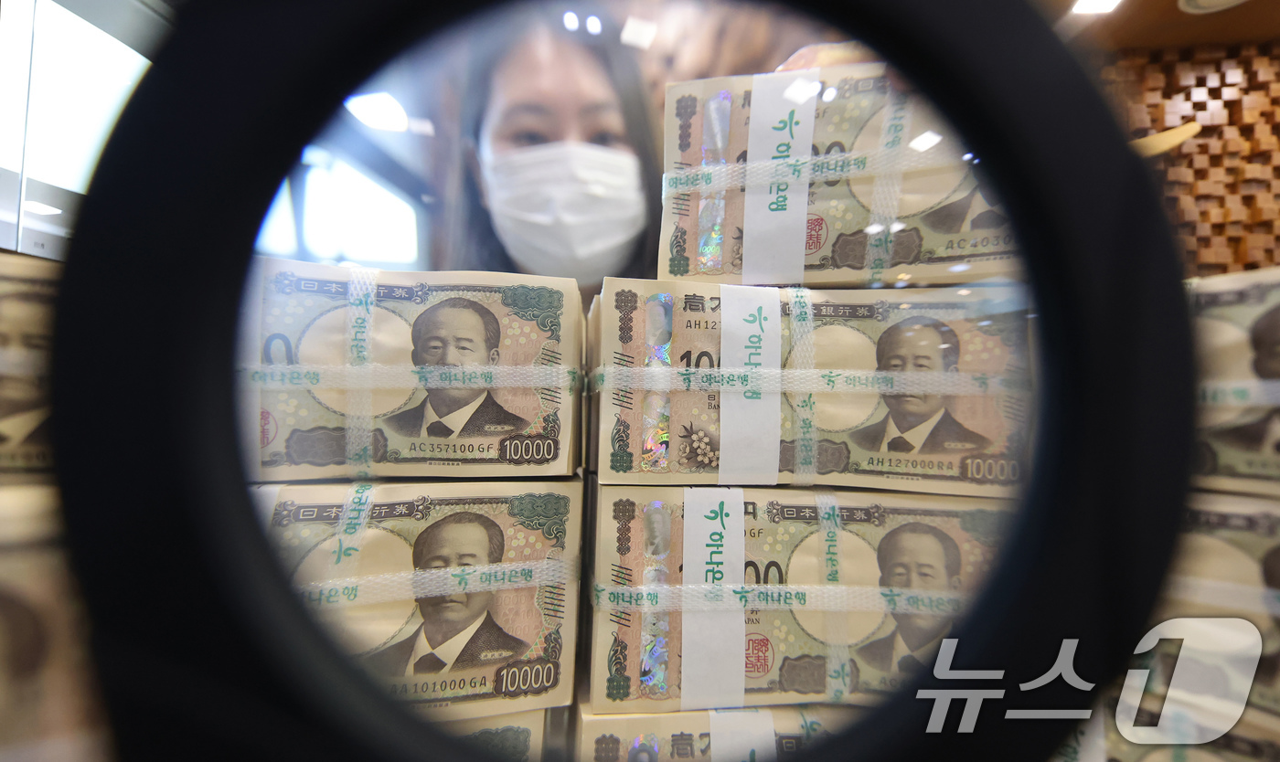 (서울=뉴스1) 장수영 기자 = 22일 오전 서울 중구 하나은행 위변조대응센터에서 직원이 엔화 지폐를 살펴보고 있다.지난해 800원 중반대까지 떨어졌던 엔화는 미국의 관세정책의 영 …