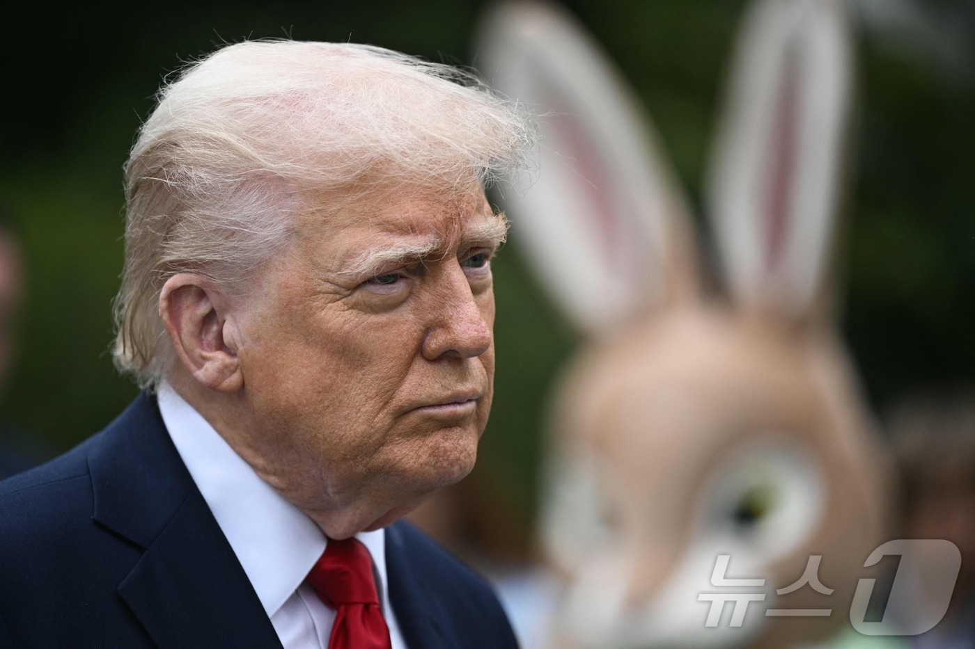 (워싱턴 AFP=뉴스1) 우동명 기자 = 도널드 트럼프 미국 대통령이 21일(현지시간) 워싱턴 백악관에서 열린 '부활절 달걀 굴리기' 행사에 참석을 하고 있다. 2025.04.22 …