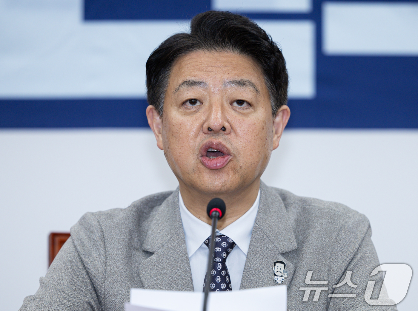 (서울=뉴스1) 이재명 기자 = 김영호 더불어민주당 김건희·윤석열 100대 비리 의혹 국민특별검증단 단장이 22일 오전 서울 여의도 국회에서 열린 10차 브리핑에서 발언을 하고 있 …