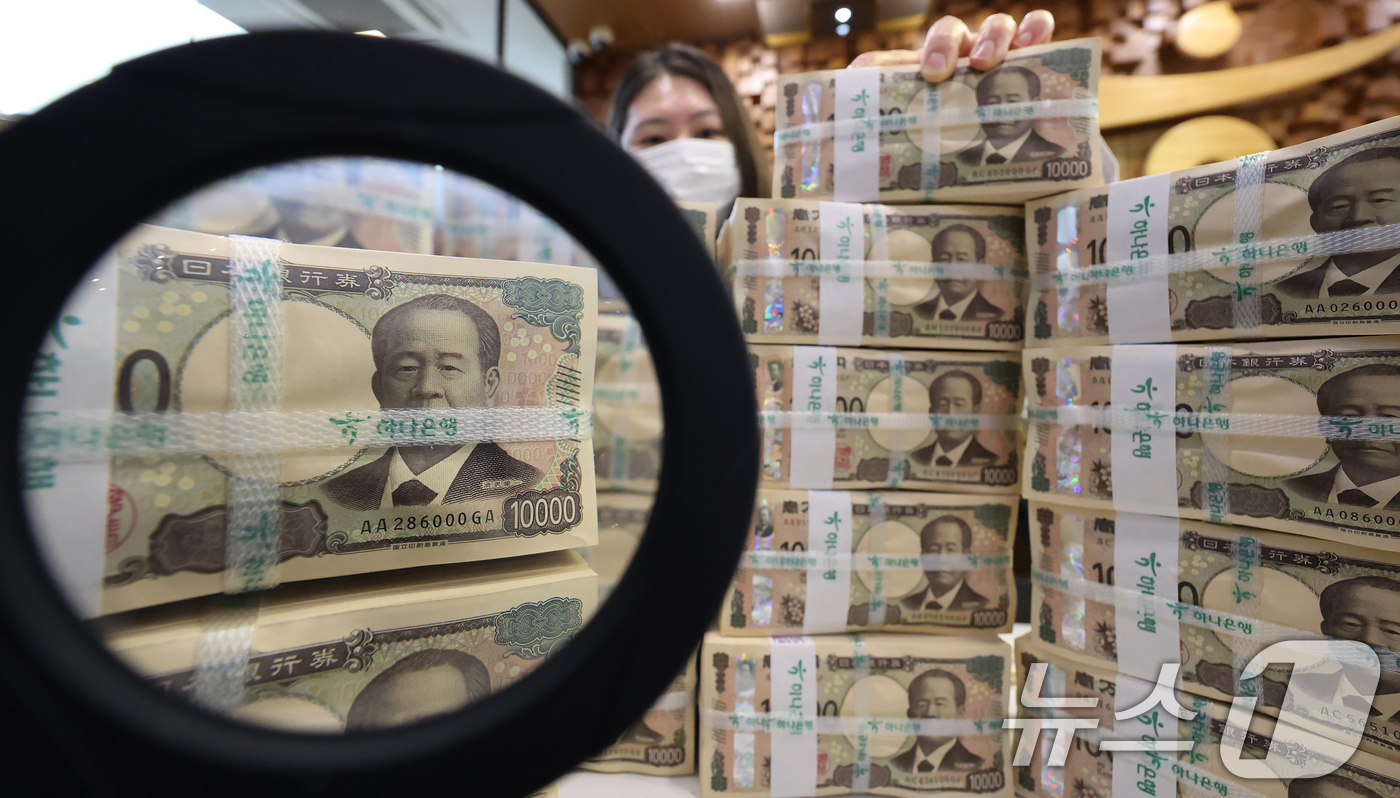 (서울=뉴스1) 장수영 기자 = 22일 오전 서울 중구 하나은행 위변조대응센터에서 직원이 엔화 지폐를 살펴보고 있다.지난해 800원 중반대까지 떨어졌던 엔화는 미국의 관세정책의 영 …