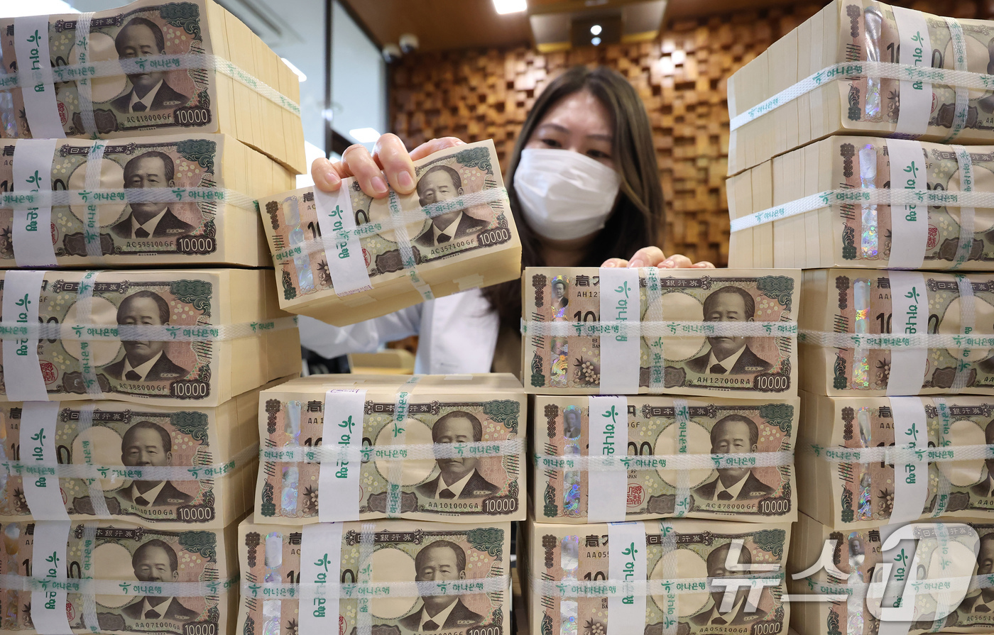 (서울=뉴스1) 장수영 기자 = 22일 오전 서울 중구 하나은행 위변조대응센터에서 직원이 엔화 지폐를 살펴보고 있다.지난해 800원 중반대까지 떨어졌던 엔화는 미국의 관세정책의 영 …