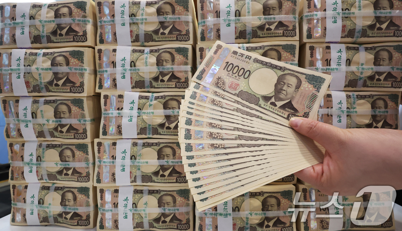 (서울=뉴스1) 장수영 기자 = 22일 오전 서울 중구 하나은행 위변조대응센터에서 직원이 엔화 지폐를 살펴보고 있다.지난해 800원 중반대까지 떨어졌던 엔화는 미국의 관세정책의 영 …