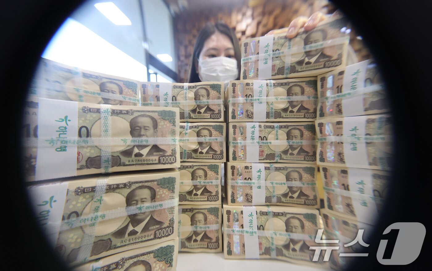 본문 이미지 - 서울 중구 하나은행 위변조대응센터에서 직원이 엔화 지폐를 살펴보고 있다. (자료사진) 2025.4.22/뉴스1 ⓒ News1 장수영 기자