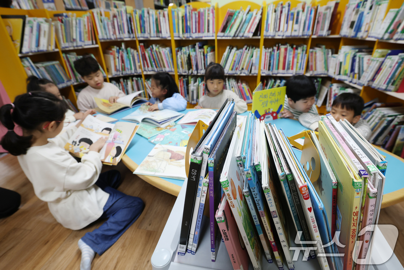 (수원=뉴스1) 김영운 기자 = 세계 책의 날을 하루 앞둔 22일 오전 경기 수원시 영통구 효동초등학교에서 1학년 학생들이 독서를 하고 있다. 2025.4.22/뉴스1