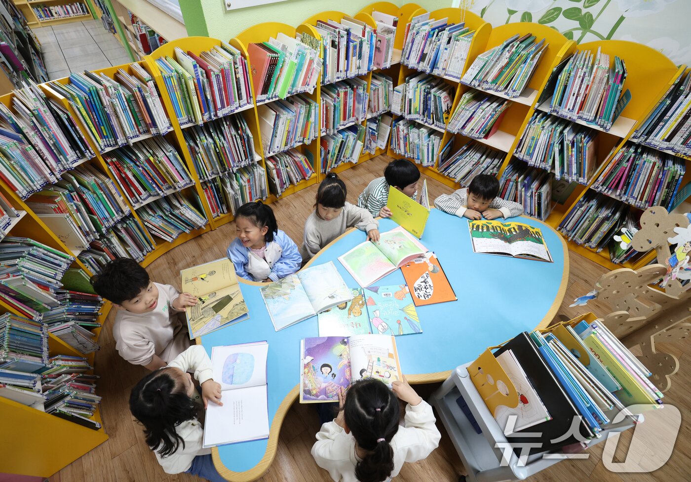 본문 이미지 - 세계 책의 날을 하루 앞둔 22일 오전 경기 수원시 영통구 효동초등학교에서 1학년 학생들이 독서를 하고 있다. 2025.4.22/뉴스1 ⓒ News1 김영운 기자