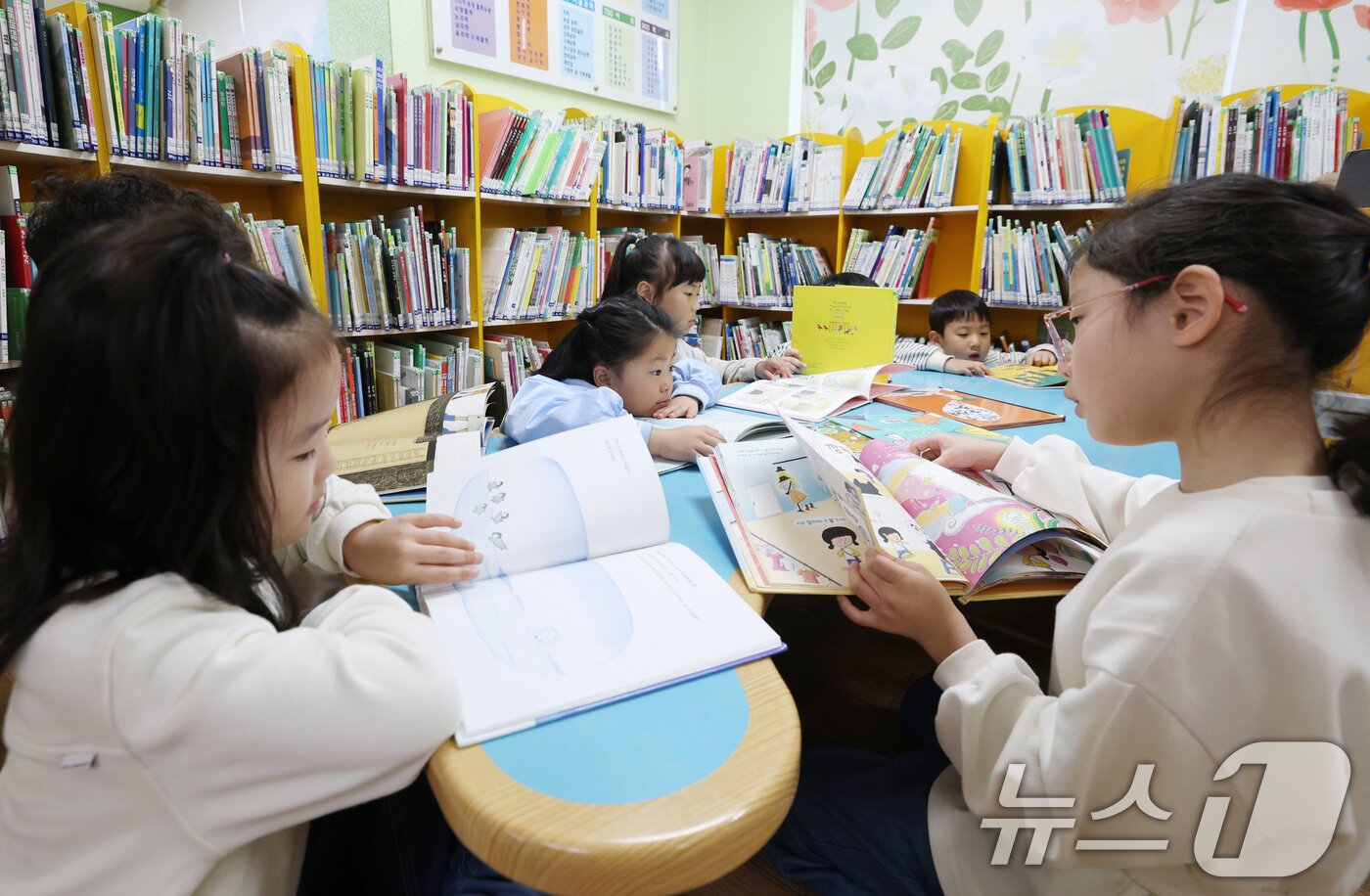 본문 이미지 - 세계 책의 날을 하루 앞둔 지난해 5월 22일 오전 경기 수원시 영통구 효동초등학교에서 1학년 학생들이 독서를 하고 있다. ⓒ 뉴스1 김영운 기자