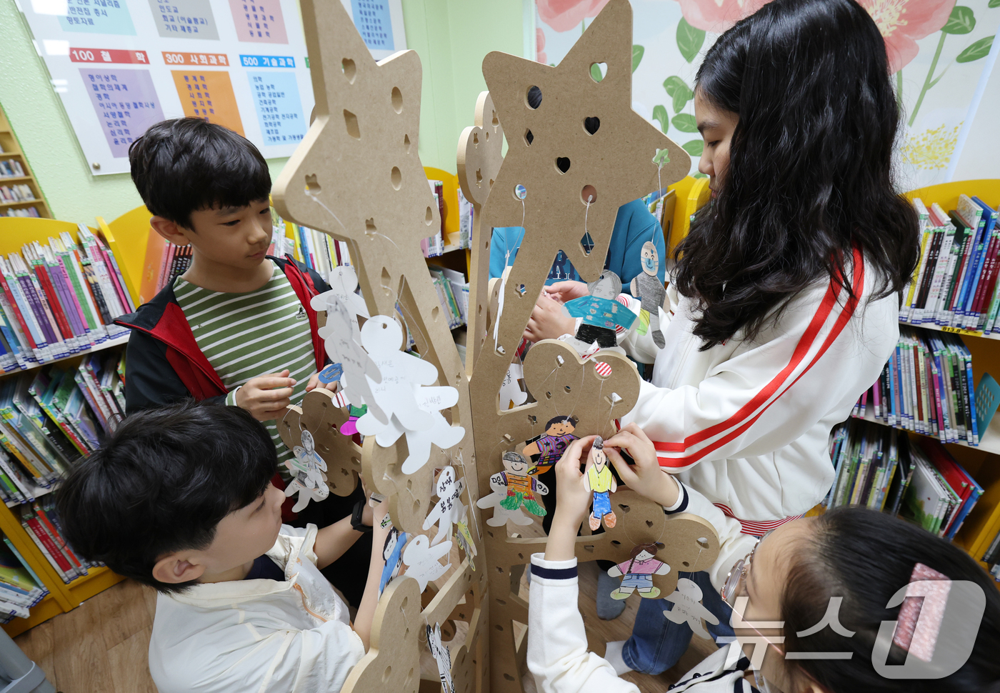 (수원=뉴스1) 김영운 기자 = 세계 책의 날을 하루 앞둔 22일 오전 경기 수원시 영통구 효동초등학교에서 5학년 학생들이 본인의 추천 도서를 적어 독서나무를 꾸미고 있다. 202 …