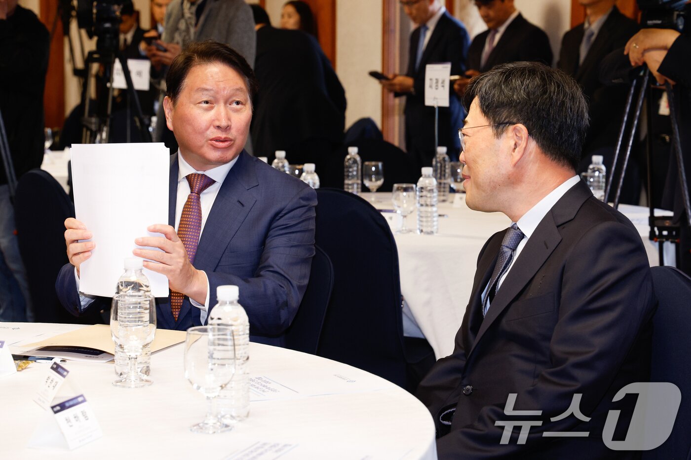 본문 이미지 - 최태원 대한상공회의소 회장(왼쪽)과 김기식 국회미래연구원장이 22일 서울 여의도 국회 사랑재에서 열린 국회 미래산업포럼 발족식에서 대화하고 있다. 2025.4.22/뉴스1 ⓒ News1 안은나 기자
