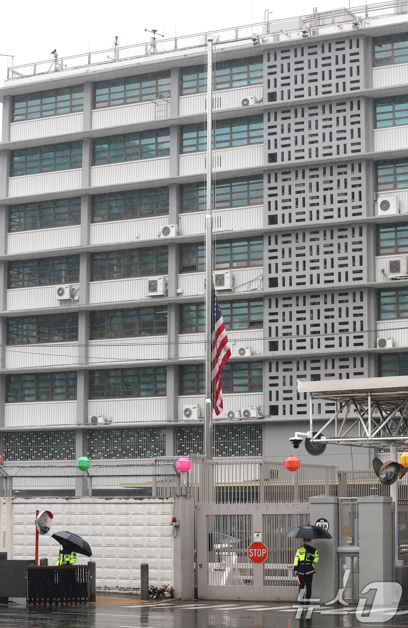 (서울=뉴스1) 임세영 기자 = 22일 서울 종로구 주한미국대사관에 프란치스코 교황의 선종을 추모하기 위한 조기가 게양돼 있다. 2025.4.22/뉴스1