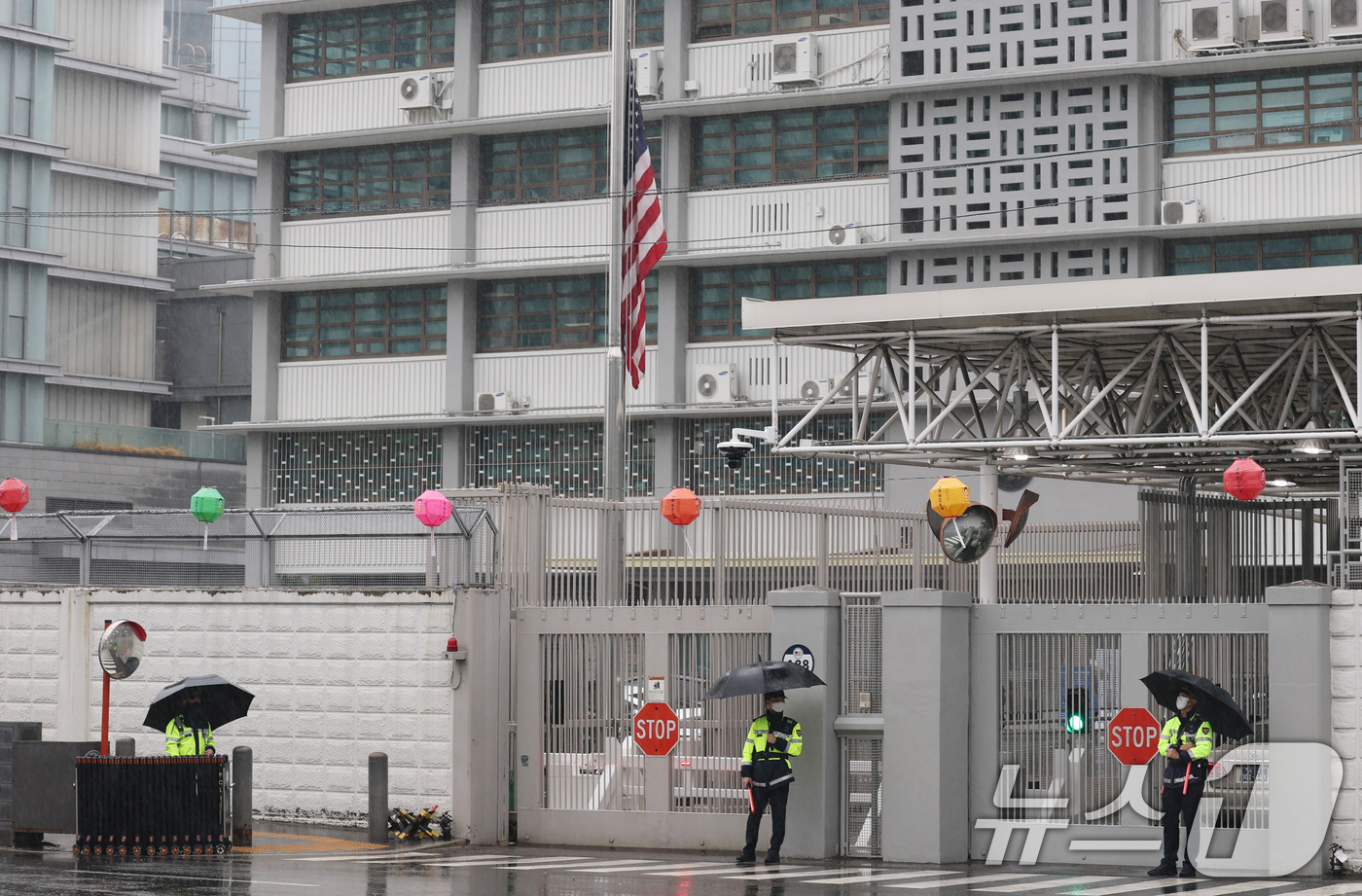 (서울=뉴스1) 임세영 기자 = 22일 서울 종로구 주한미국대사관에 프란치스코 교황의 선종을 추모하기 위한 조기가 게양돼 있다. 2025.4.22/뉴스1