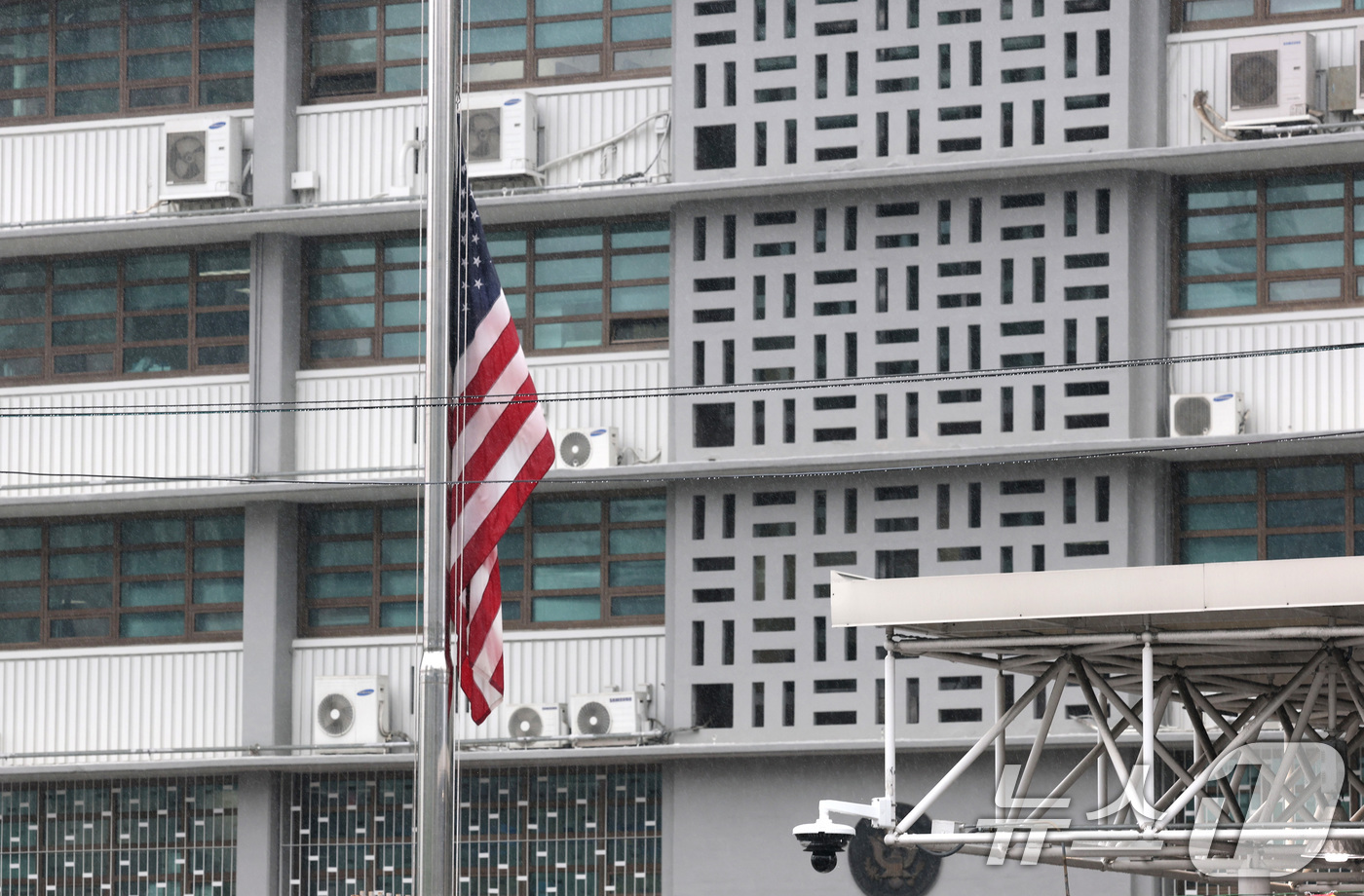 (서울=뉴스1) 임세영 기자 = 22일 서울 종로구 주한미국대사관에 프란치스코 교황의 선종을 추모하기 위한 조기가 게양돼 있다. 2025.4.22/뉴스1