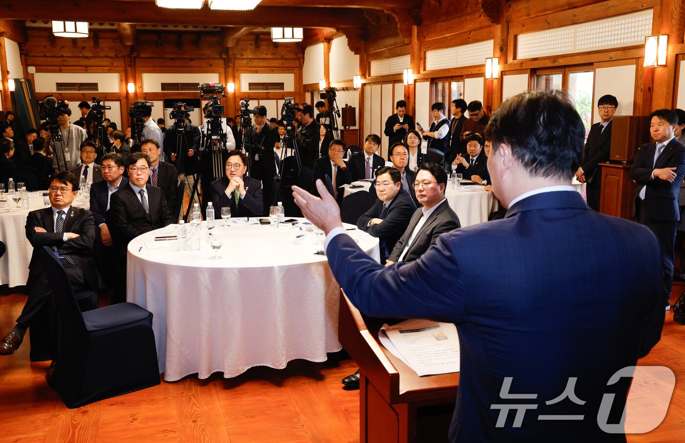 본문 이미지 - 황운하 조국혁신당 원내대표(앞줄 왼쪽부터), 김기식 국회미래연구원장, 우원식 국회의장, 박찬대 더불어민주당 대표 직무대행 겸 원내대표, 천하람 개혁신당 원내대표가 22일 서울 여의도 국회 사랑재에서 열린 국회 미래산업포럼 발족식에서 최태원 대한상의 회장의 강연을 듣고 있다. 2025.4.22/뉴스1 ⓒ News1 안은나 기자