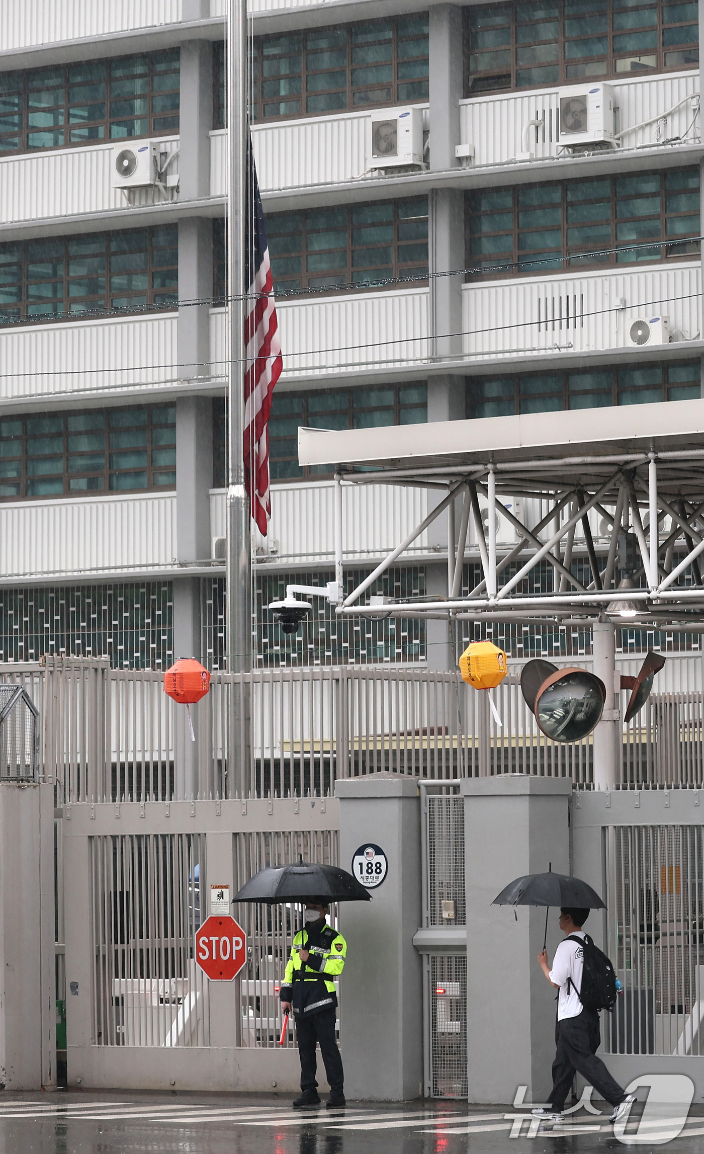 (서울=뉴스1) 임세영 기자 = 22일 서울 종로구 주한미국대사관에 프란치스코 교황의 선종을 추모하기 위한 조기가 게양돼 있다. 2025.4.22/뉴스1