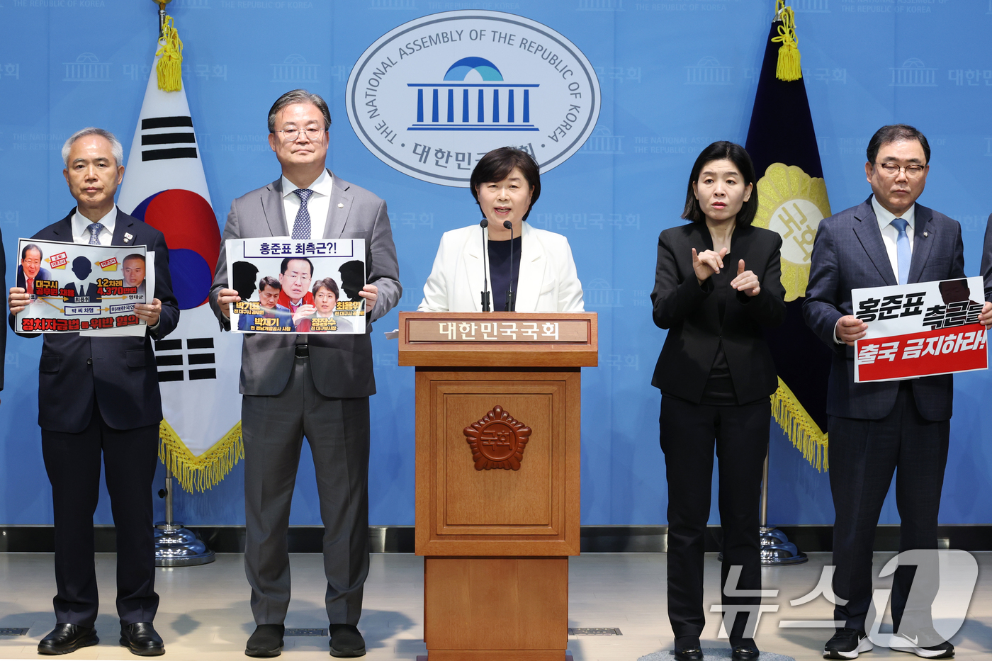 (서울=뉴스1) 이광호 기자 = 서영교 더불어민주당 명대균 게이트 진상조사단장과 의원들이 22일 오전 서울 여의도 국회 소통관에서 기자회견을 열고 홍준표 전 대구시장의 여론조사비 …