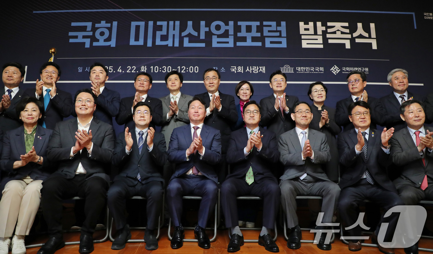 (서울=뉴스1) 안은나 기자 = 우원식 국회의장과 주호영 국회부의장, 최태원 대한상의 회장, 김기식 국회미래연구원장과 운영위원들이 22일 서울 여의도 국회 사랑재에서 열린 국회미래 …