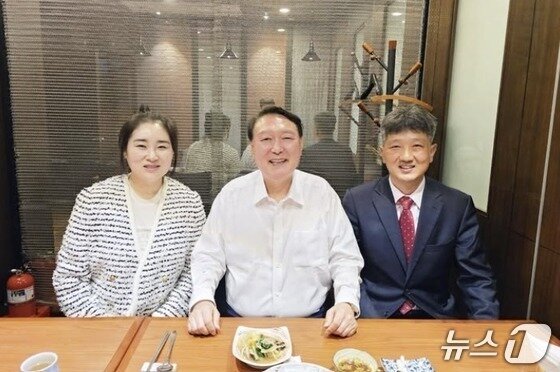 본문 이미지 - 윤석열 전 대통령이 지난 19일 배의철 변호사, 김계리 변호사와 함께 식사 자리를 가진 모습. (김계리 변호사 사회관계망서비스 갈무리) 2025.4.21/뉴스1