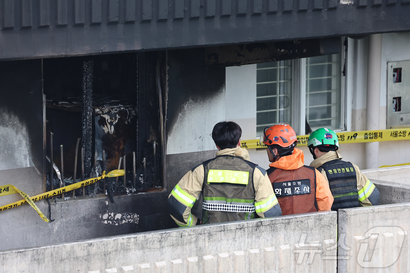 (서울=뉴스1) 김도우 기자 = 22일 소방 등 관계자들이 지난 21일 화재가 발생한 서울 관악구 봉천동의 한 아파트에서 합동감식을 하고 있다. 2025.4.22/뉴스1