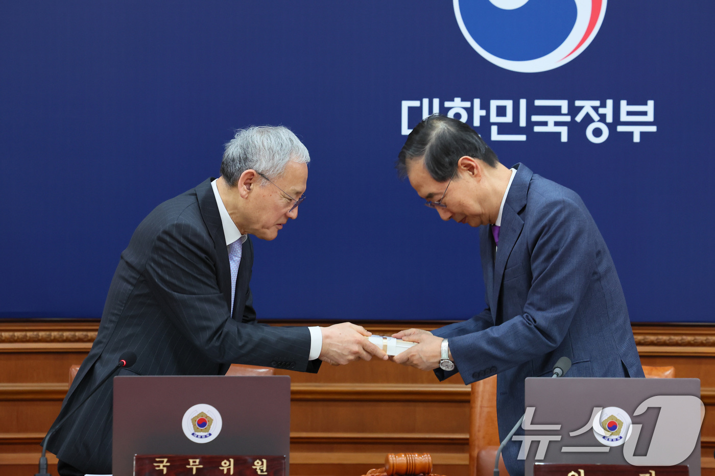 (서울=뉴스1) 임세영 기자 = 세계 책의 날을 하루 앞둔 22일 오전 서울 종로구 정부서울청사에서 열린 국무회의에서 유인촌 문화체육관광부 장관이 한덕수 대통령 권한대행 국무총리에 …