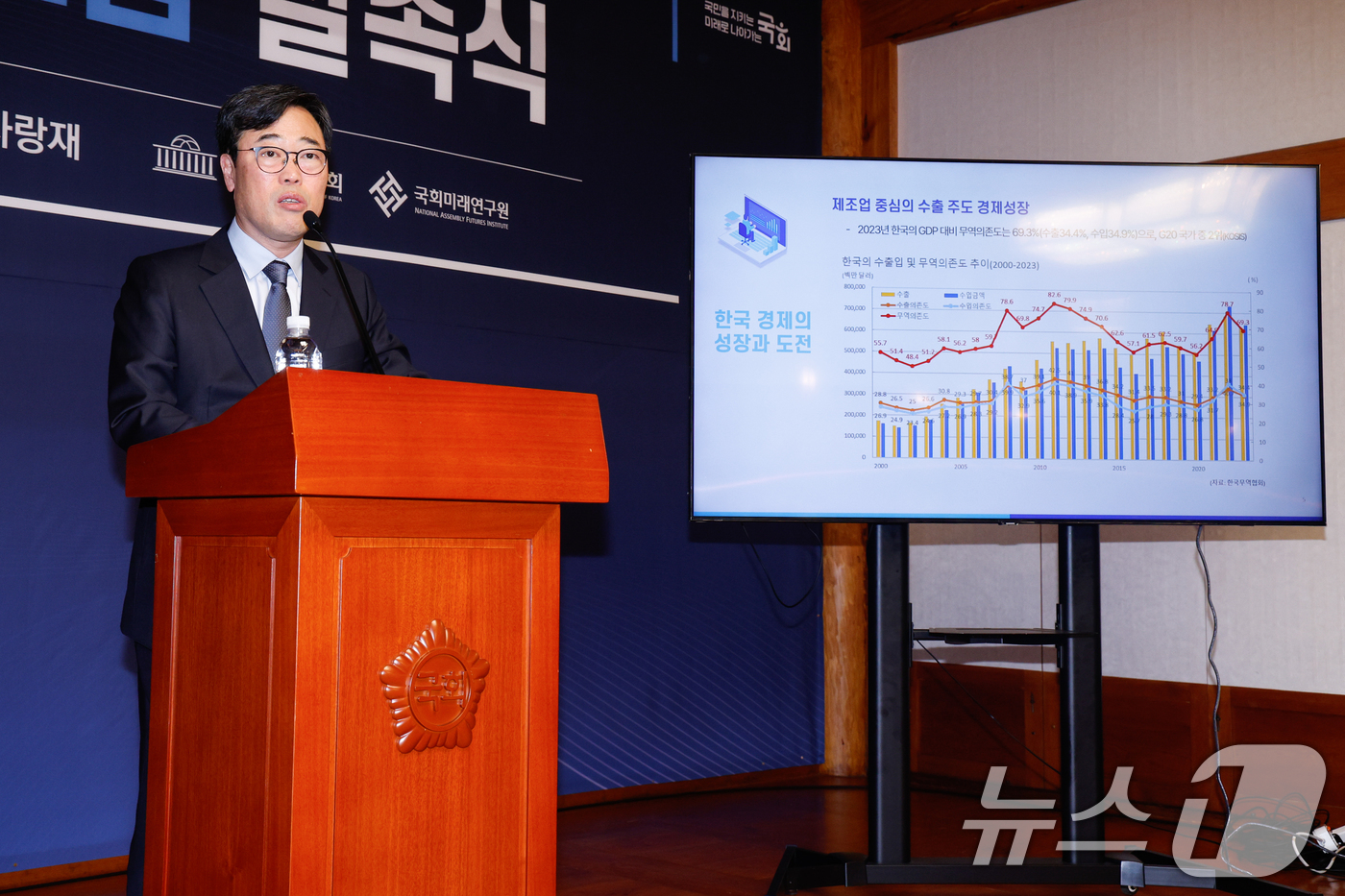 (서울=뉴스1) 안은나 기자 = 김기식 국회미래연구원장이 22일 서울 여의도 국회 사랑재에서 열린 국회 미래산업포럼 발족식에서 '한국 경제 재도약을 위한 산업정책 패러다임 전환과 …
