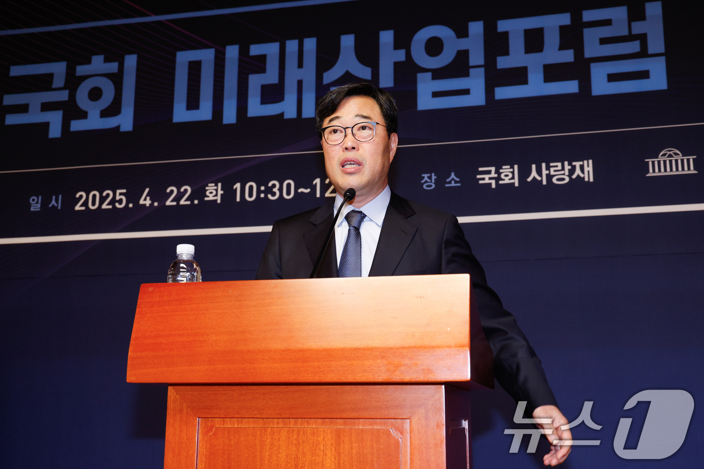 (서울=뉴스1) 안은나 기자 = 김기식 국회미래연구원장이 22일 서울 여의도 국회 사랑재에서 열린 국회 미래산업포럼 발족식에서 '한국 경제 재도약을 위한 산업정책 패러다임 전환과 …