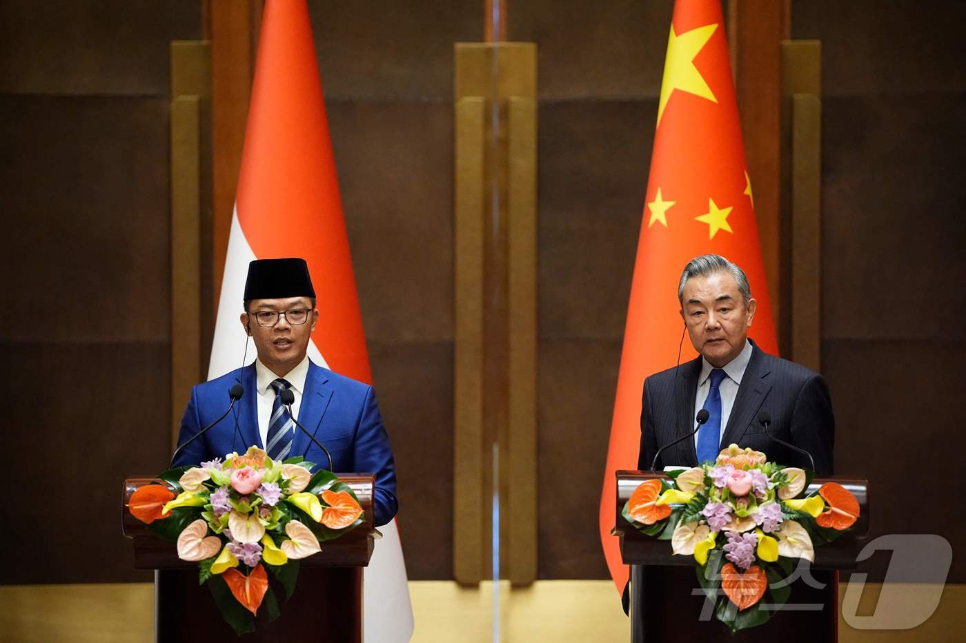 (베이징 AFP=뉴스1) 우동명 기자 = 왕이 중국 외교부장과 수기오노 인도네시아 외교장관이 21일(현지시간) 베이징 댜오위타이 국빈관에서 외교-국방 2+2 회담을 마친 뒤 기자회 …